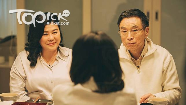 外貌不揚的中女，卻令多位鰥夫神魂顛倒。 (劇照)