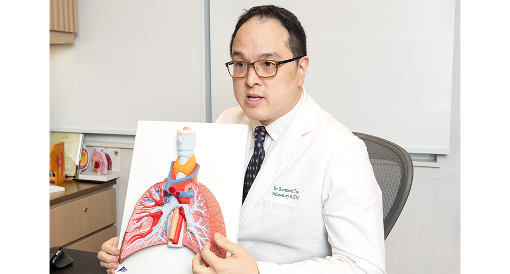 呼吸系統科專科曹忠豪醫生指出新冠病毒部分症狀雖與傷風感冒相似，²²,²³ 但其傳染期更長，傳播速度亦更快，併發重症的機會更高。²⁴