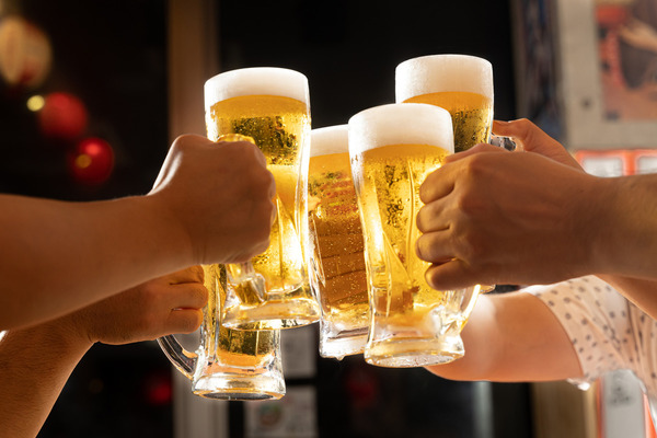 2. 酒精:長期飲用可縮少腦容量,擾亂神經遞質運作(istock圖片)