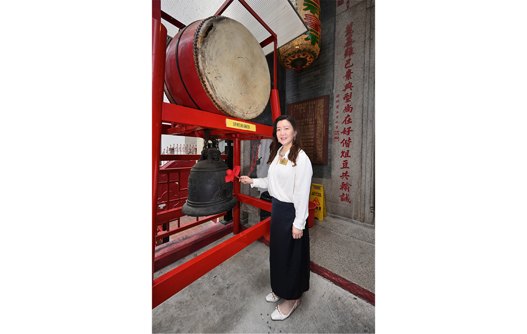 東華三院主席鄧明慧女士參觀廣福祠。