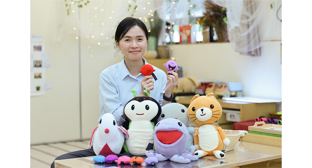 耀中國際學校幼教部「遊戲治療師」蔡佳穎，以及她常用來提供情緒支援予幼兒的「社交情感玩偶」。