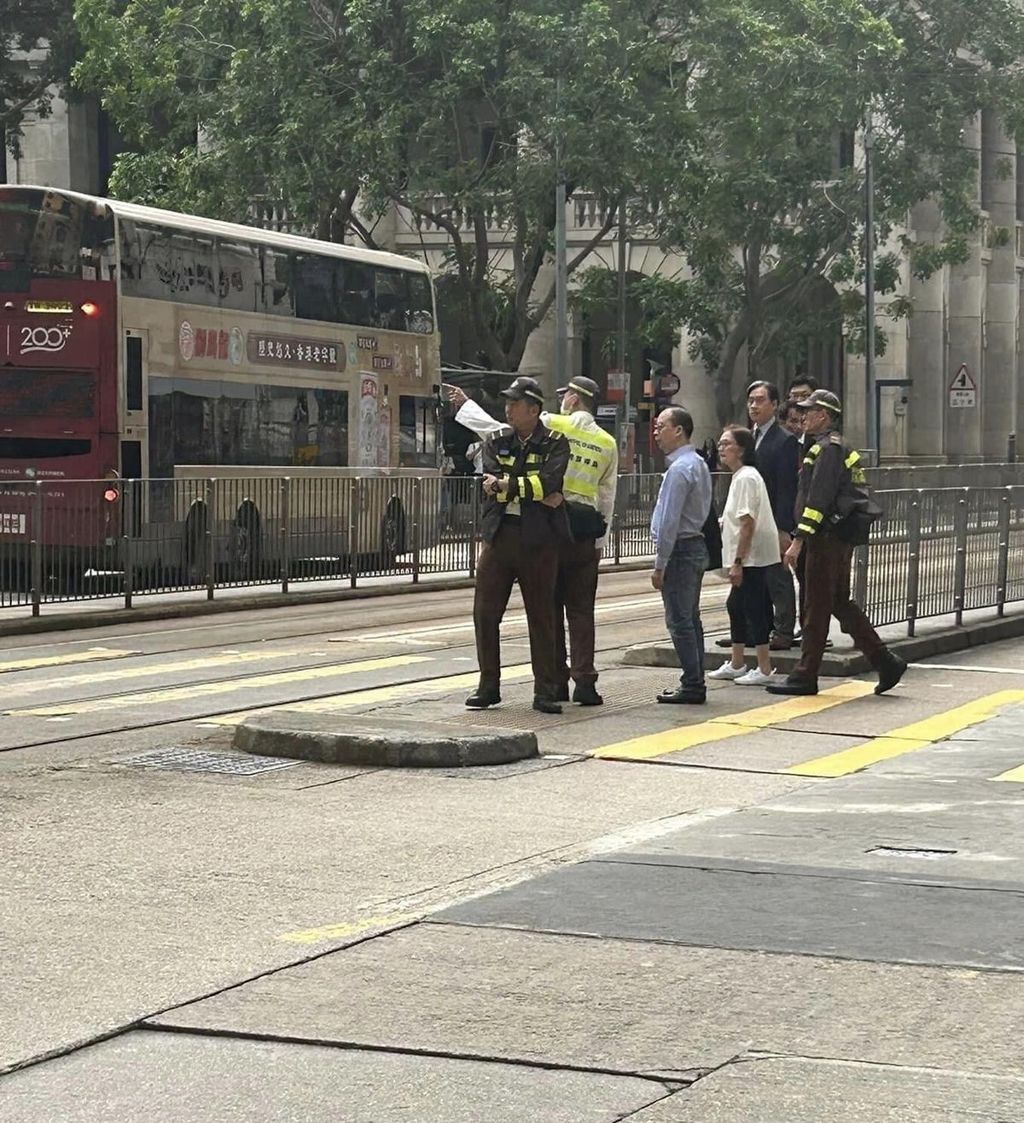 網民貼出圖片，中午匯豐總行外有警員執法。（全港店舖消息(開張/執笠)關注組Sam Leung圖片）