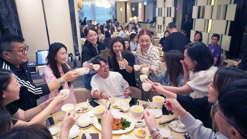 Mani帶領祖兒及小巧逐枱與同事敬茶。