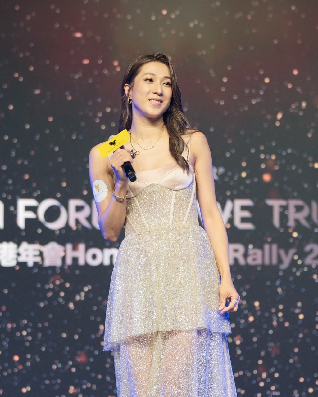 鍾嘉欣將在下月於廣州舉行演唱會。