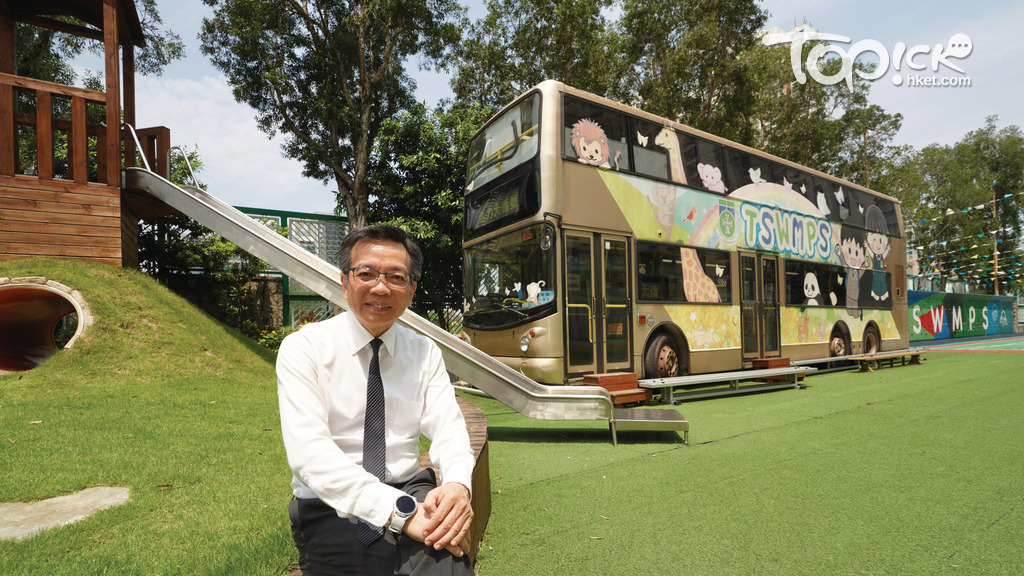 蘇炳輝身後的「天循夢樂園」，設有接近6米長的不鏽鋼長滑梯，疫後重返校園令學生流連忘返。（梁偉榮攝）