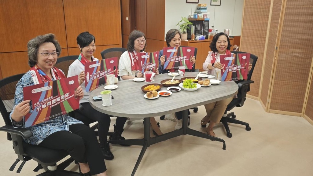 民青局局長麥美娟今晚相約另外四位女局長，組成「打氣團」。(麥美娟fb圖片)