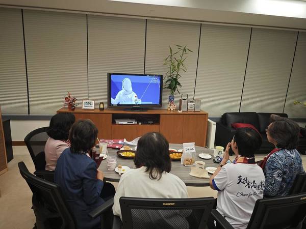 民青局局長麥美娟今晚相約另外四位女局長,組成「打氣團」。(麥美娟fb圖片)