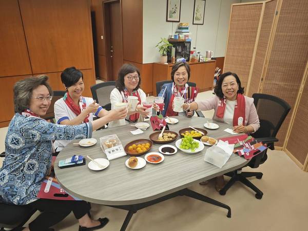 民青局局長麥美娟今晚相約另外四位女局長,組成「打氣團」。(麥美娟fb圖片)