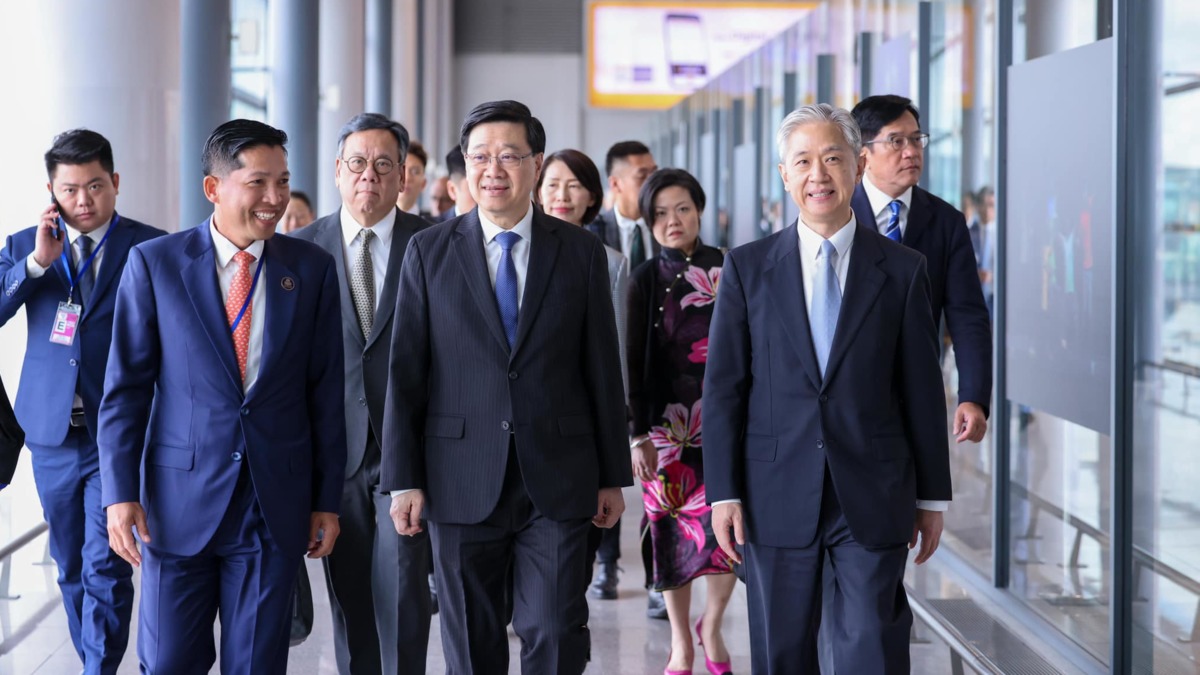 特首外訪｜代表團轉抵柬埔寨金邊 李家超：繼續推銷香港開拓商機