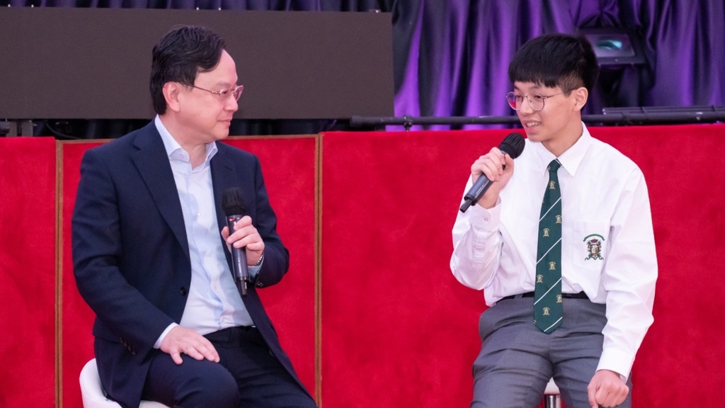 盧煜明與今屆超級狀元對談。(未來科學大獎提供)