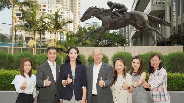 江旻憓（左三）加入馬會，在8月11日即奧運閉幕日履新。（譚志源FB圖片）