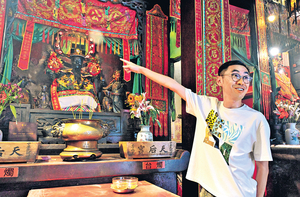 採訪當天，溫佐治特意帶領筆者及攝影師參觀過百年歷史的油麻地天后古廟，詳細解釋這古廟的前世今生，每一個神明的故事。