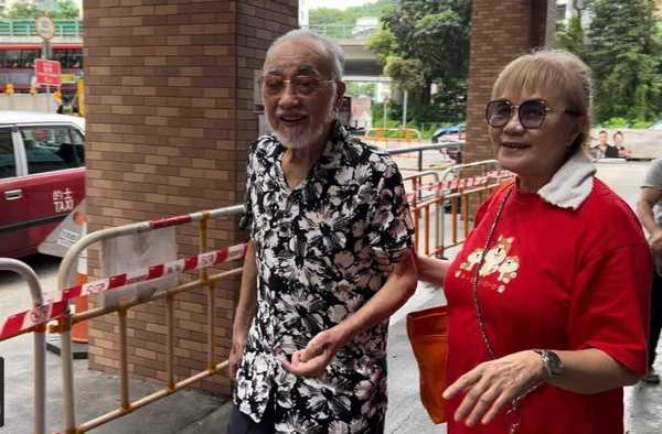 大姐明扶住老朋友盧海鵬！（取自Facebook）
