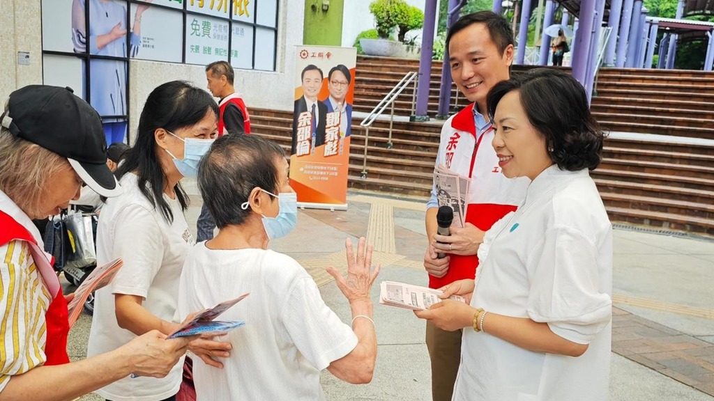 麥美娟昨親赴觀塘區議員余邵倫的街站。(麥美娟fb圖片)