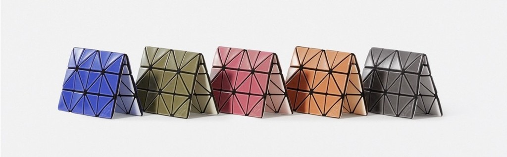 Bifold Card Case W Color每款摺卡套的側面採用3種不同色彩。三角形部件的邊緣略帶淡色調，透著半透明的陶瓷質感。（圖片品牌提供）