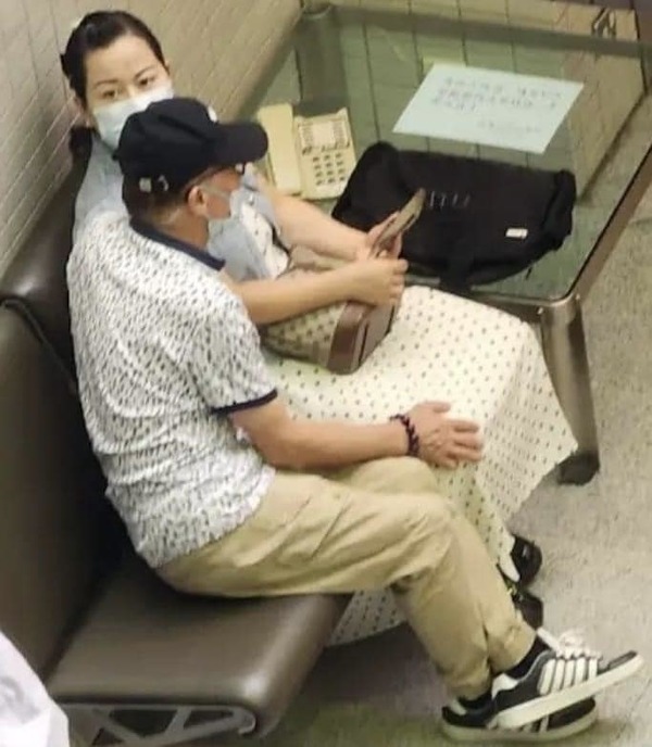 網民聲稱在何文田房委會總部遇見何伯及「新何太」。