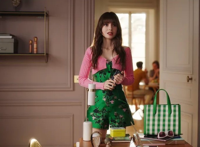Lily Collins穿上Jacquemus的cardigan和Kate Spade綠色格子手袋。（網上圖片）