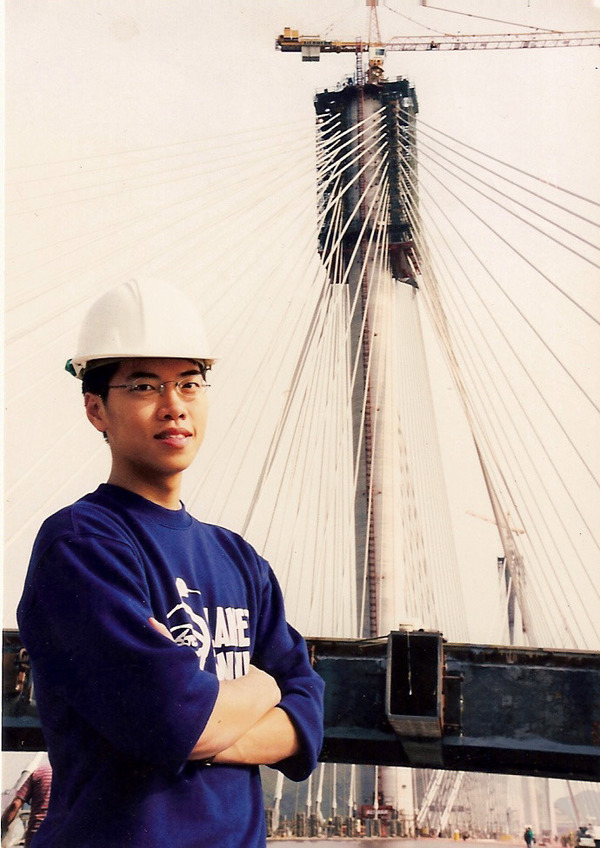 1995年大學起跑綫未能如願入讀建築系,1998年港大工程系畢業,任職見習工程師3年。(相片由被訪者提供)