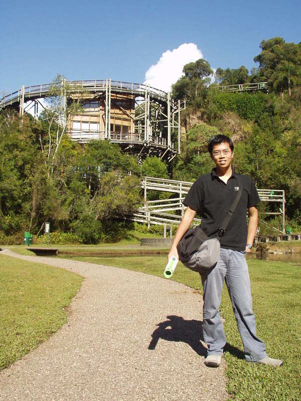 2004年獲取香港建築師學會學生獎學金，遊學巴西及秘魯，拜訪被譽為全球最環保城市之一位於南巴西的古里提巴。（相片由被訪者提供）