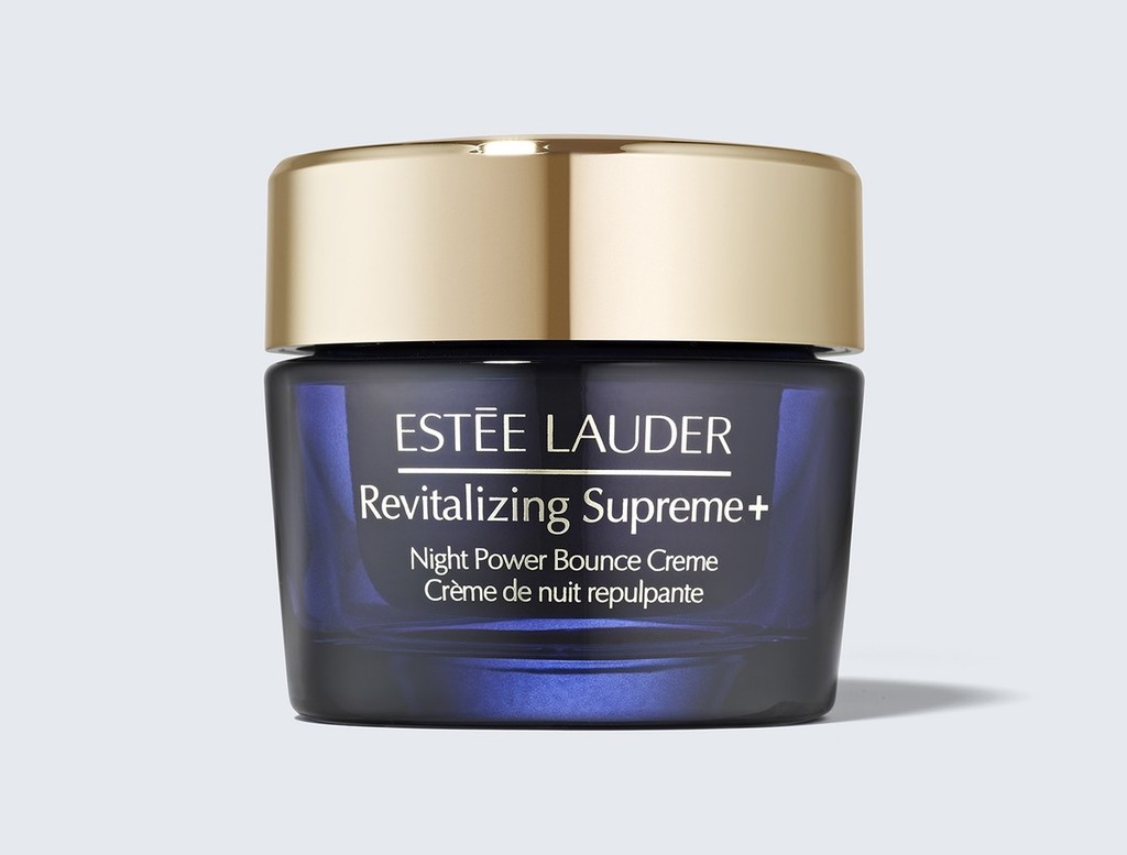 待使用精華後，將Revitalizing Supreme+新生活膚膠原修護晚霜塗抹於臉及頸部，夜間使用效果更顯著。（$1,180/Estee Lauder/圖片品牌提供） 5）