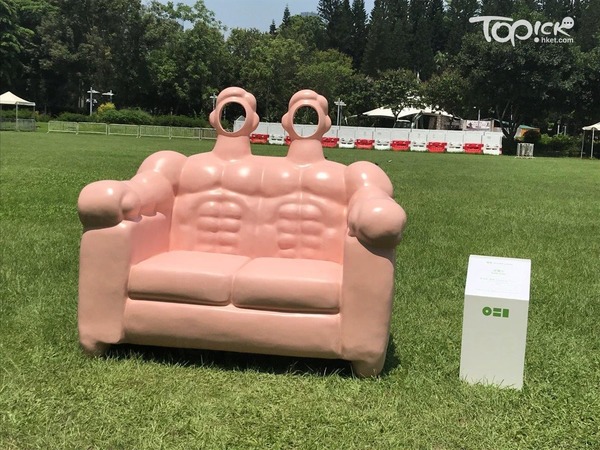 《沙發人》是藝術家對人體所做的夢幻實驗