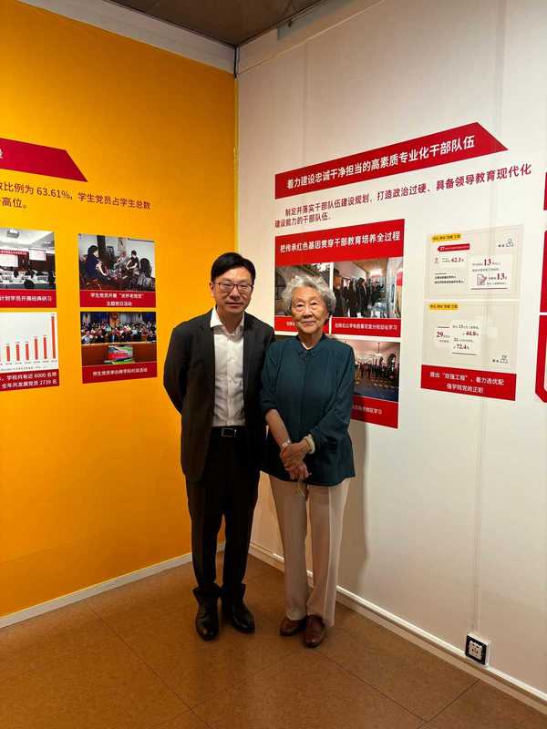 參觀了中國人民大學校史展,期間更巧遇已故總理周恩來的侄女周秉德。(勞福局fb圖片)