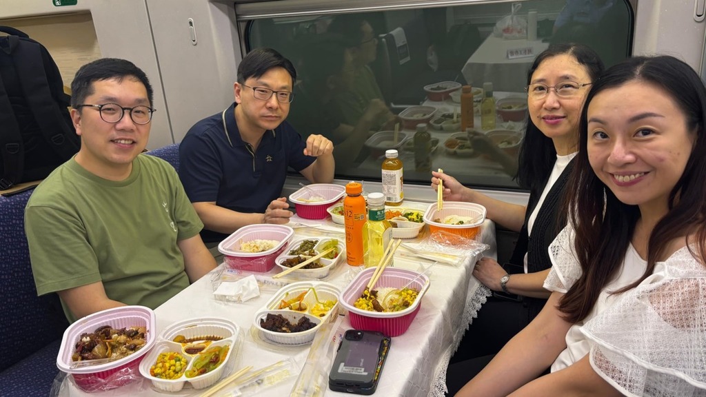 勞工及福利局局長孫玉菡特意選乘夕發朝至的動臥列車前往北京。（勞福局fb圖片）