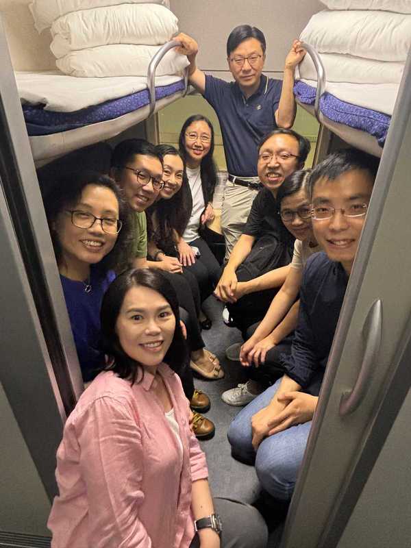 勞工及福利局局長孫玉菡特意選乘夕發朝至的動臥列車前往北京。(勞福局fb圖片)