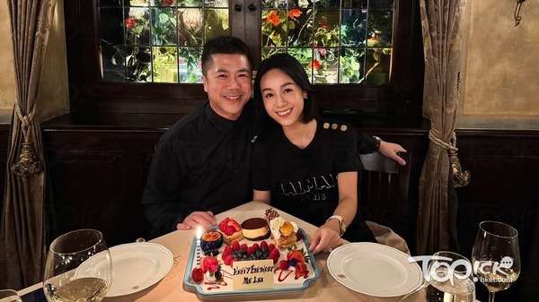 黃心穎慶祝丈夫黎萬宏（泥鯭）「入五」。