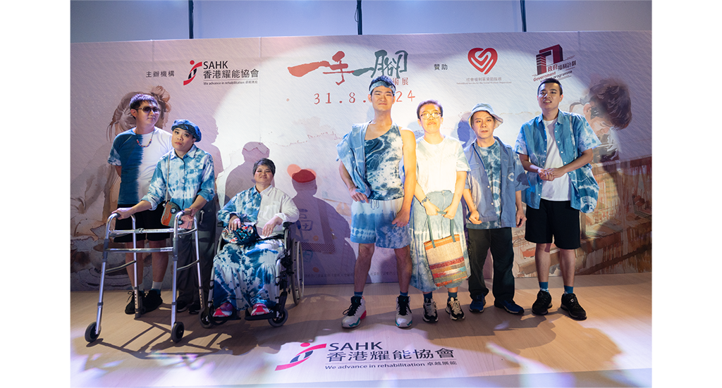 學員們充當模特兒負責穿著學員們有份製作的藍染服飾表演時裝展 (Fashion Show)。