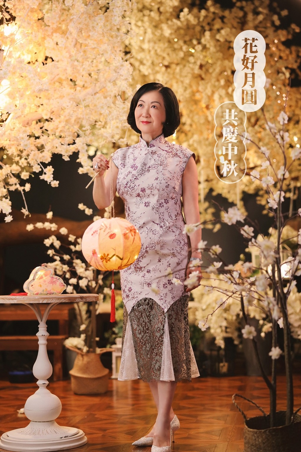 葉劉淑儀今年穿上桃花刺繡的無袖高領魚尾款。(葉劉淑儀fb圖片)