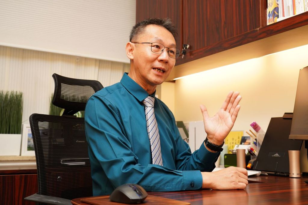 黃志明博士說間歇性獎勵比固定獎勵更容易造成成癮行為。「夾公仔機和擲彩虹等遊戲正是採用了這種不規律的獎勵機制，增加了其成癮性。」（彭大偉攝）