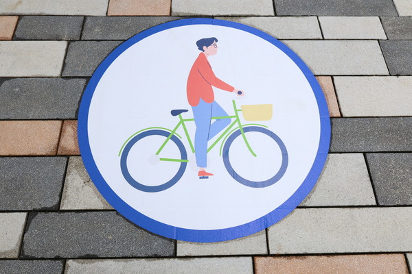 共融通道上引導騎單車人士的路面標示。（政府新聞處圖片）