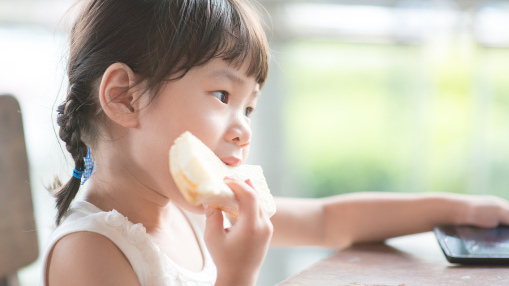 ▲ 小朋友返學帶小息零食，營養師推介 14 款健康之選。（iStock圖片）