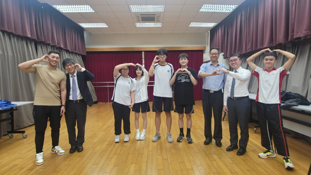 去年7月仁濟醫院王華湘中學與內地東莞暨大港澳子弟學校師生拍照留念，教育局副局長施俊輝（右2）出席。（教育局姊妹學校計劃網站圖片）