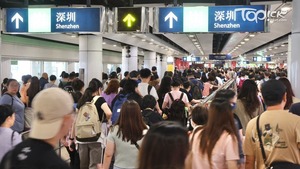 重陽節連同周末，大批港人趁三日假期北上消費，羅湖口岸塞滿過境往深圳的港人。（陳靜儀攝）