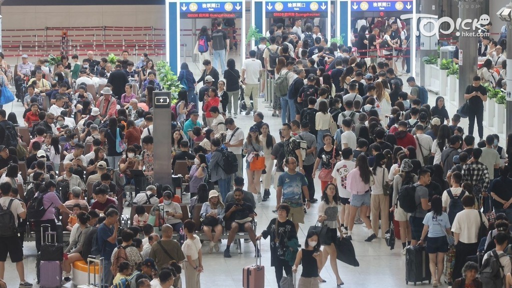重陽節連同周末，大批港人趁三日假期，乘坐高鐵北上。（陳靜儀攝）