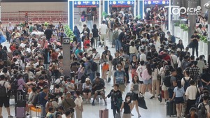 重陽節連同周末，大批港人趁三日假期，乘坐高鐵北上。（陳靜儀攝）