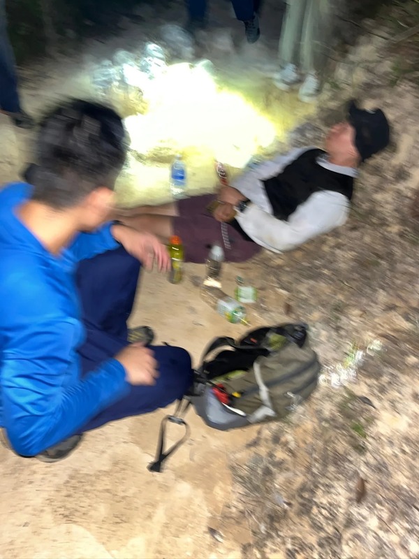 男子身旁有7個飲料塑膠瓶。(取自小紅書)