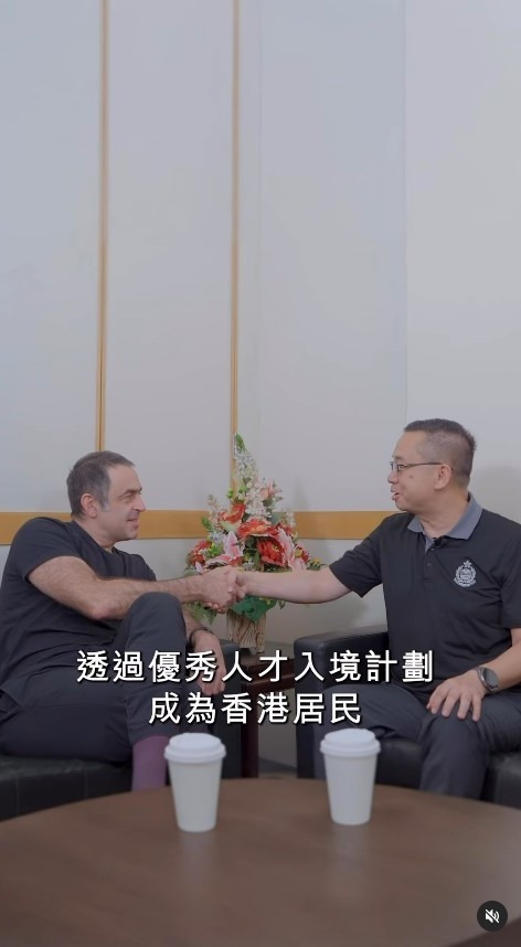 奧蘇利雲與入境處處長郭俊峯對談。（入境處Instagram影片截圖）