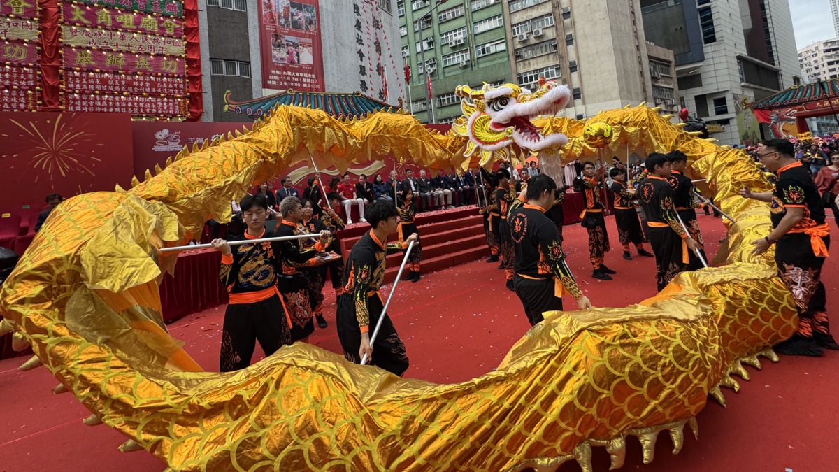 Dragon's Blaze: 150,000 Flock to Tai Kok Tsui Temple Fair for Dazzling 500-Foot Luminous Finale - News Directory 3