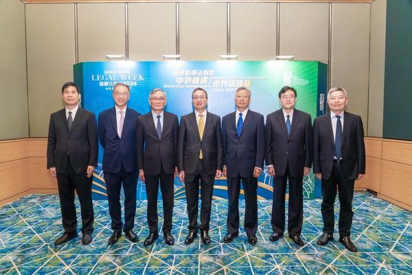 王振江(右3)、林定國(中)、張舉能(左3)今日出席法律周。（林定國fb圖片）