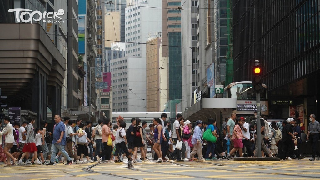 中大調查顯示，有三成四受訪市民有打算移民或移居。（梁偉榮攝）