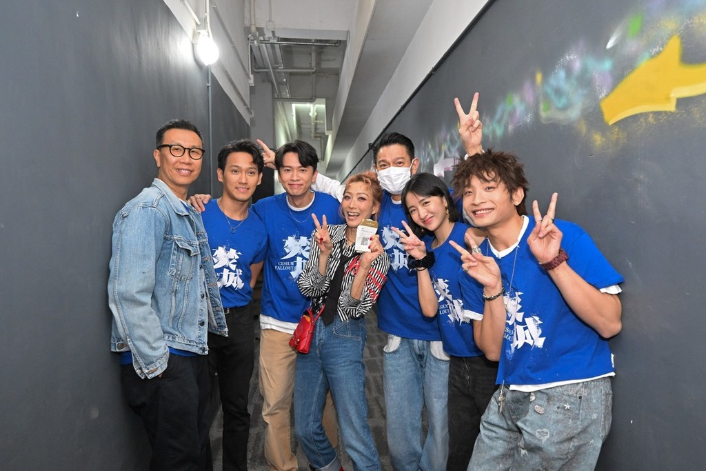 （左起）潘耀明、黃愷傑、林家熙、鄭秀文、劉德華、許恩怡、何啟華。