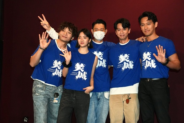 (左起)何啟華、許恩怡、劉德華、林家熙、黃愷傑。
