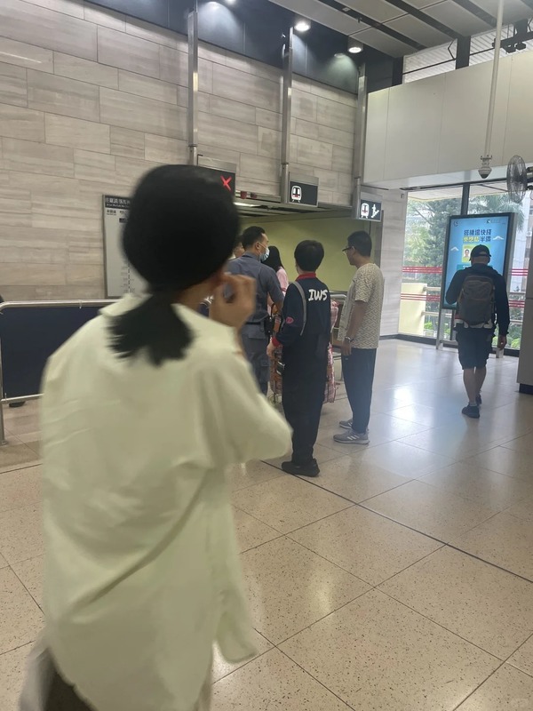 男子於扶手電梯附近被港鐵職員攔下。(取自小紅書)