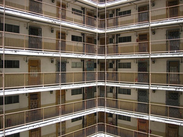 一家四口公屋4派竹園南，嫌雙塔式井型陰森恐怖。（網上圖片）