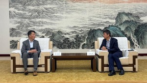 現任廣播處長張國財（左）。