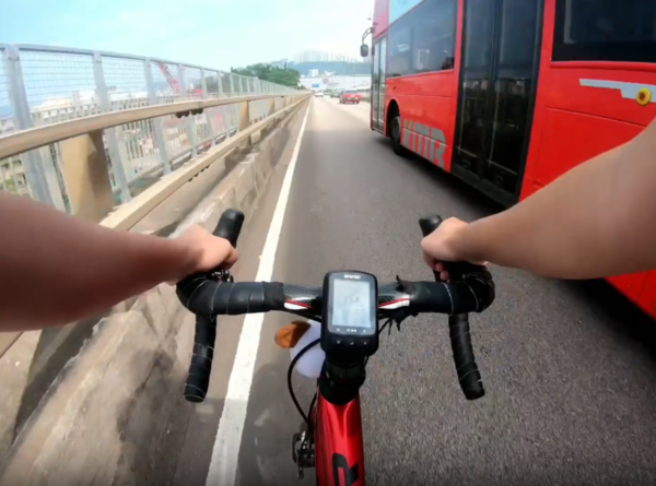 不少網民認為單車友此舉十分危險,勸其不要冒險騎行。(取自Threads)