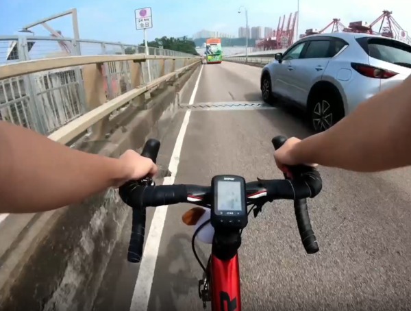 私家車靠右車道駛過單車友位置,且有一段距離後,才靠左側行駛。(取自Threads)